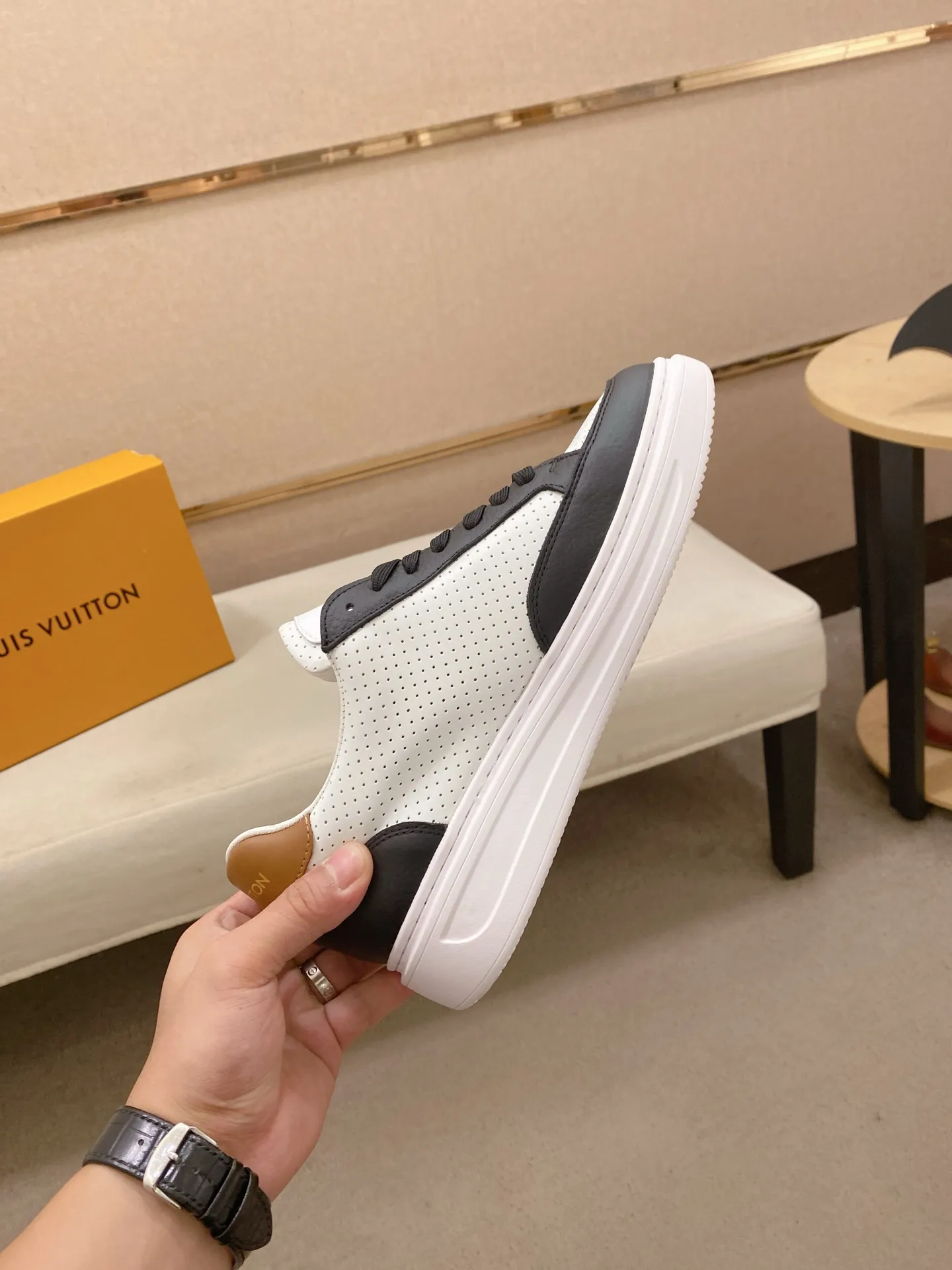Men's shoes 💰: 420💰🎉🎉LV~Louis Vuitton trendy men's shoes New shipments Latest matching The same style as the official website Super high quality Hot sales of the season [strong] [strong] [strong] Selected first-layer cowhide, comfortable cowhide lining, original last, comfortable on the foot, wear-resistant rubber outsole Size number: 38-44.